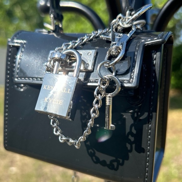 New Kendall + Kylie mini bag with lock and key - Picture 7 of 12